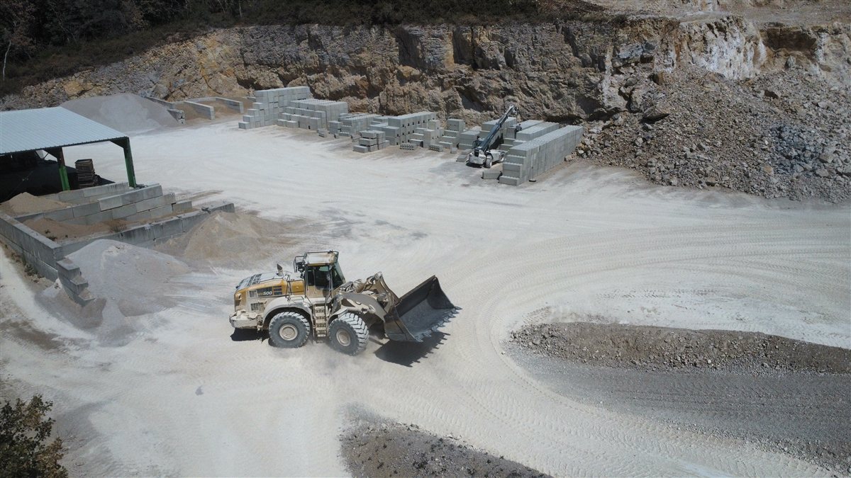 Chargeur Komatsu en activité dans la carrière